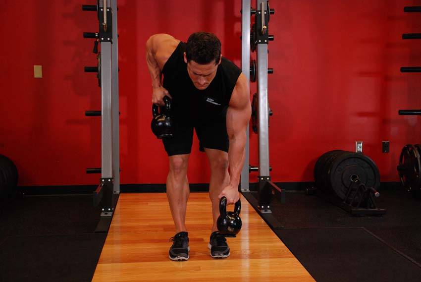 Alternating Kettlebell Row - ending position