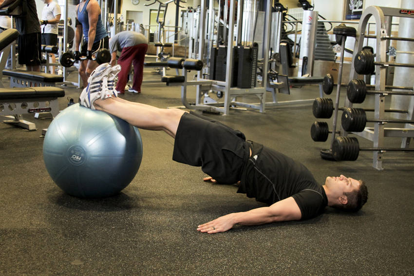 Ball Leg Curl - starting position