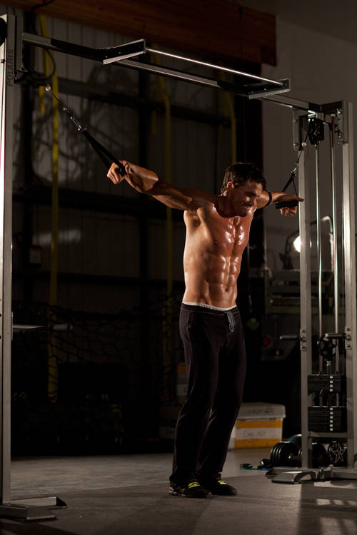 Cable Iron Cross - starting position