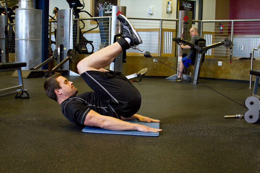 Cable Reverse Crunch - starting position