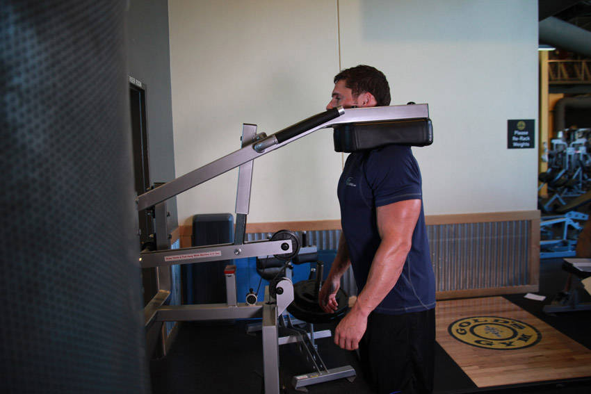 Calf-Machine Shoulder Shrug - starting position