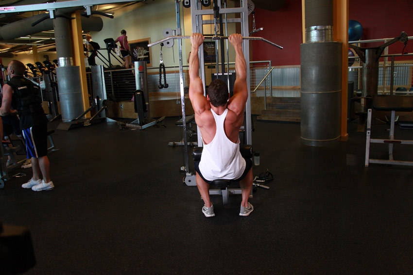 Close-Grip Front Lat Pulldown - starting position