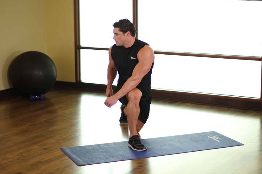 Crossover Reverse Lunge - ending position