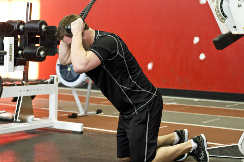 Kneeling Cable Crunch With Alternating Oblique Twists - starting position
