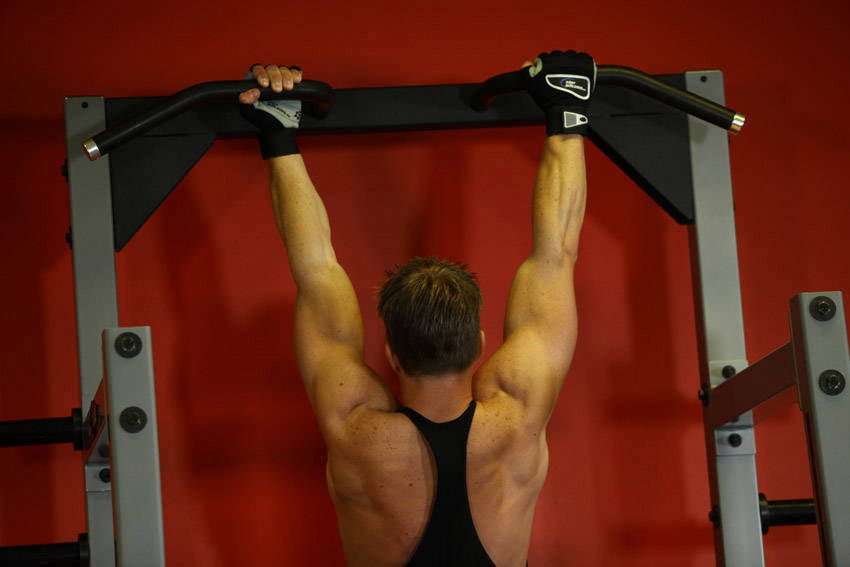 Mixed Grip Chin - starting position