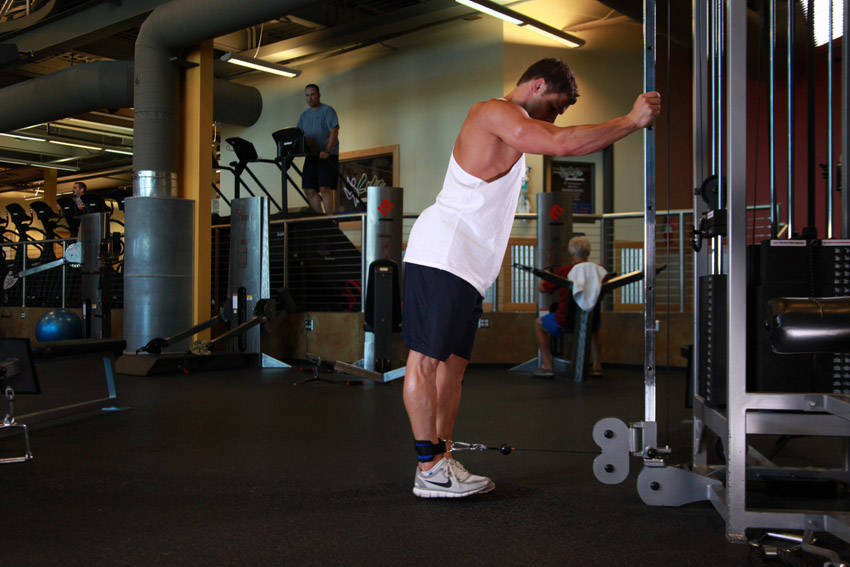 One-Legged Cable Kickback - starting position