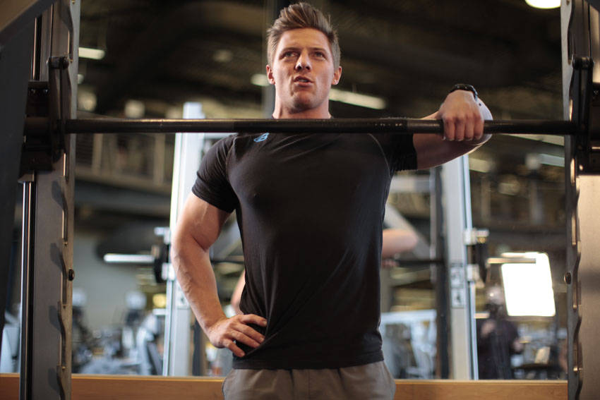 Smith Machine One-Arm Upright Row - ending position