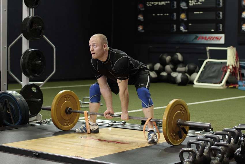 Sumo Deadlift with Bands - starting position