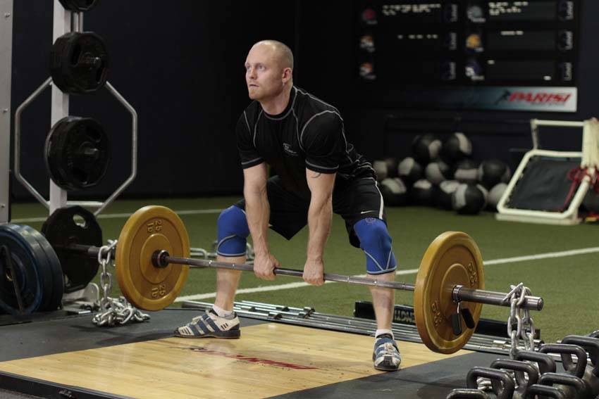 Sumo Deadlift with Chains - starting position