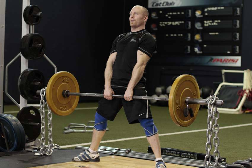 Sumo Deadlift with Chains - ending position